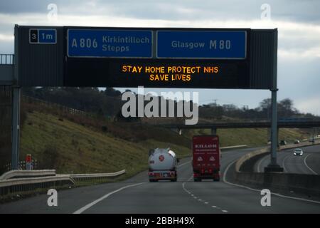 Cumbernauld, Schottland, Großbritannien. März 2020. Abbildung: Autobahnschilder zeigen die Meldung "BLEIB ZU HAUSE SCHUTZ NHS LEBEN RETTEN" während der britischen Sperrzeit, um die Verbreitung des Coronavirus zu stoppen, in dem 1.993 Menschen jetzt positiv auf den Virus getestet haben und 60 Menschen an dem Virus gestorben sind. Kredit: Colin Fisher/Alamy Live News Stockfoto