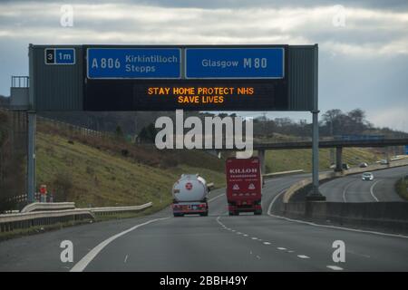 Cumbernauld, Schottland, Großbritannien. März 2020. Abbildung: Autobahnschilder zeigen die Meldung "BLEIB ZU HAUSE SCHUTZ NHS LEBEN RETTEN" während der britischen Sperrzeit, um die Verbreitung des Coronavirus zu stoppen, in dem 1.993 Menschen jetzt positiv auf den Virus getestet haben und 60 Menschen an dem Virus gestorben sind. Kredit: Colin Fisher/Alamy Live News Stockfoto