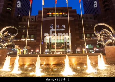 Ngee Ann City und Brunnen bei Nacht, Singapur Stockfoto