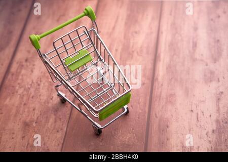 Warenkorb auf Holztisch, Online-Shopping. Stockfoto