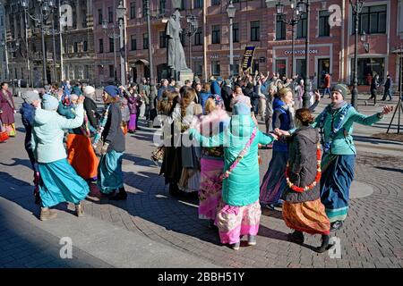 Saint-Petersburg.Russia.March 15.2020.Anhänger des Herrn Krishna tanzen und singen.IT ist eine Form der Meditation.Menschen erreichen Glück und Seelenruhe Stockfoto