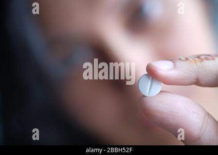 Nahaufnahme der Pille in der Hand der Krankenschwester Stockfoto