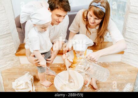 Draufsicht über süße positive Eltern in weißer Kappe Stockfoto