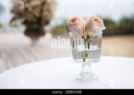 Ein kleiner Rosenstrauß in einem kleinen Glas Stockfoto