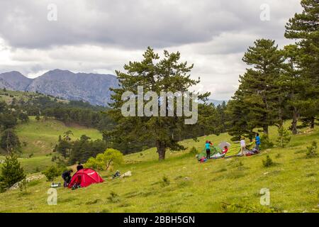 Nürnberg / Deutschland - 11. 06 2019: Die Camping-Saison läuft. Die Leute bauen ihre Ausrüstung und bereiten ihre Mitarbeiter auf das Campen vor. Stockfoto