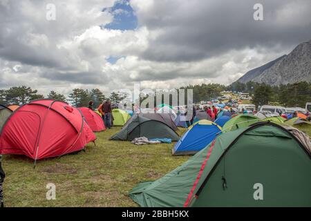 Nürnberg / Deutschland - 11. 06 2019: Die Camping-Saison läuft. Die Leute bauen ihre Ausrüstung und bereiten ihre Mitarbeiter auf das Campen vor. Stockfoto