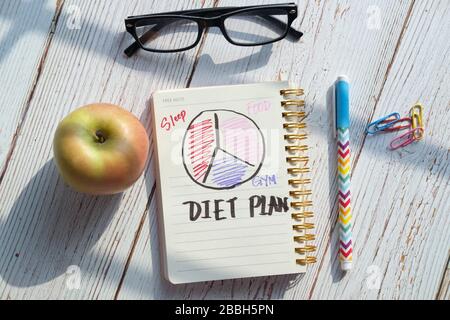 Diätplan, Menü oder Programm, apfel und Donuts auf dem Tisch Stockfoto