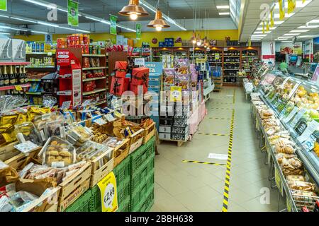 Leere Supermärkte aufgrund der Covid 19 Pandemie, Coronavirus, trotz der Regale voller Waren. Abruzzen, Italien, Europa Stockfoto