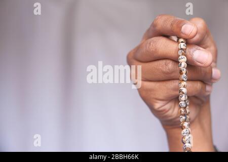 muslimisch-asiatischer Mann betet mit dem Gebet, Stockfoto