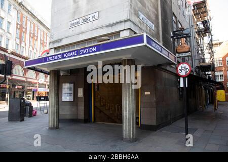 Der U-Bahnhof Leicester Square ist fast verlassen, da der Covid-19-Ausbruch soziale Distanzierung auf das wäre, was normalerweise ein geschäftiger, geschäftiger Tag mit Horden von Menschen wäre, die am 22. März 2020 in London, England, Großbritannien einkaufen und sich unterhalten würden. Coronavirus oder Covid-19 ist eine neue Atemwegserkrankung, die beim Menschen bisher nicht beobachtet wurde. Während ein Großteil oder Europa in die Blockierung versetzt wurde, hat die britische Regierung strengere Regeln als Teil ihrer langfristigen Strategie und insbesondere ihrer sozialen Distanzierung angekündigt. Stockfoto