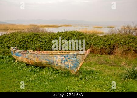 Altes ruiniertes Boot und See Stockfoto