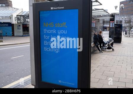 Die HM-Regierung und die NHS-Werbetafeln, die den Mitarbeitern der NHS in der Innenstadt von Birmingham danken, sind aufgrund des Ausbruchs von Coronavirus am 30. März 2020 in Birmingham, England, Großbritannien praktisch desertiert. Nach Regierungsraten bleiben die meisten Menschen zu Hause und verlassen die Straßen ruhig, leer und unheimlich. Coronavirus oder Covid-19 ist eine neue Atemwegserkrankung, die beim Menschen bisher nicht beobachtet wurde. Während ein Großteil oder Europa in die Blockierung versetzt wurde, hat die britische Regierung strengere Regeln als Teil ihrer langfristigen Strategie und insbesondere ihrer sozialen Distanzierung angekündigt. Stockfoto