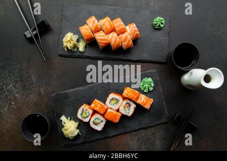 Philadelphia und Kalifornien rollen in einem Restaurant auf Teller. Ansicht von oben. Stockfoto