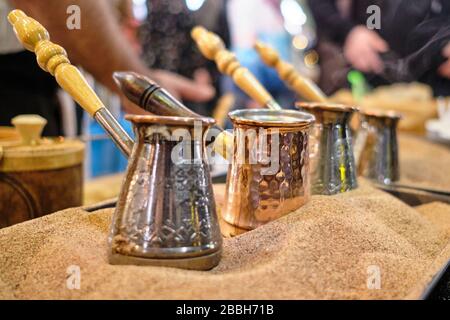 Kaffeezubereitung nach der türkischen Turk-Methode im Sand. Nahaufnahme. Stockfoto