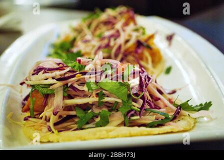 Köstlichen gebratenen Fisch Tacos mit Kohlkopf und Cilantro Stockfoto
