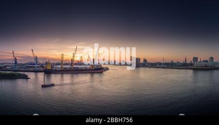 Sonnenuntergang im Hamburger Hafen mit der Elbphilharmonie Stockfoto