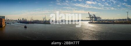 Hafenpanorama von Hamburg bei gutem Wetter mit Elbphilharmonie Stockfoto