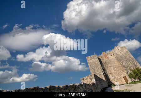 Die Rocca Aldobrandesca von Talamone, Grosseto, Toskana, Italien, gegen einen dramatischen und malerischen Himmel Stockfoto