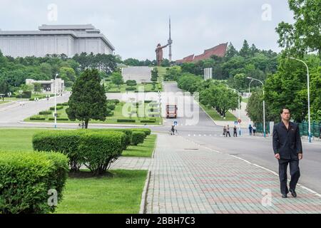 Statuen des ehemaligen Präsidenten Kim Il Sung und Kim Jong Il, Mansudae Montagehalle auf Mansudae Hügel, Pyongyang, Nordkorea Stockfoto