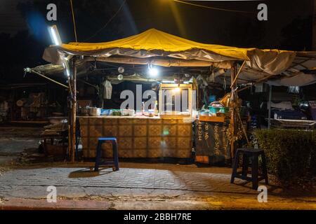 Sehr alter Stall mit thailändischem Straßenessen in der Nacht auf der Stadtstraße Stockfoto