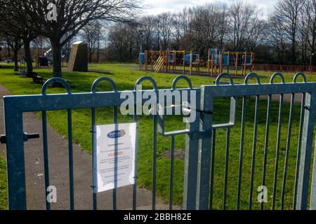 Durham, Großbritannien. März 2020. Ein örtlicher Dorfpark schließt nach der Sperrung COVID0-19. Stockfoto