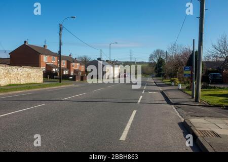 Durham, UK.30. März 2020. Eine leere Straße in einem Dorf in Durham, das dem Coronavirus folgt. Stockfoto