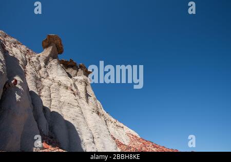 Die Landschaft aus Grausteinmauern und Hoodoos in den Bisti Badlands in New Mexico ist im niedrigen Winkel Stockfoto