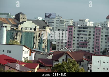 Bukarest, Rumänien. Gemischte Bauten, von alten baufälligen Gebäuden aus dem 19. Jahrhundert, bis hin zu renovierten Wohnhäusern aus kommunistischer Zeit und neuen Häusern. Stockfoto