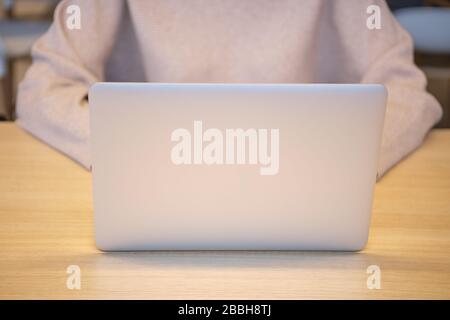 Mädchen arbeitet hinter Laptops in einem Restaurant. Nahaufnahme. Stockfoto