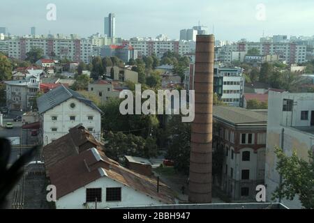 Die verwahrlosten Gebäude des 18. Und 19. Jahrhunderts und die kommunistischen Mehrfamilienhäuser (hinten) in Bukarest, Rumänien Stockfoto