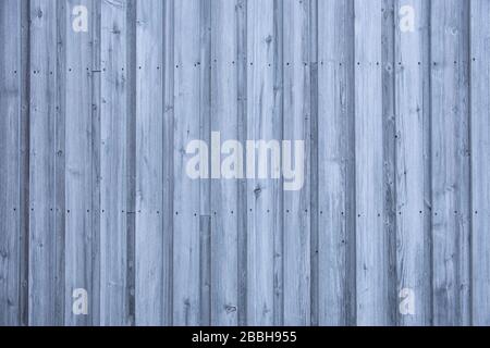 Textur gestreift blau und grau Holzbohlen Wand des Hauses im Winter Stockfoto