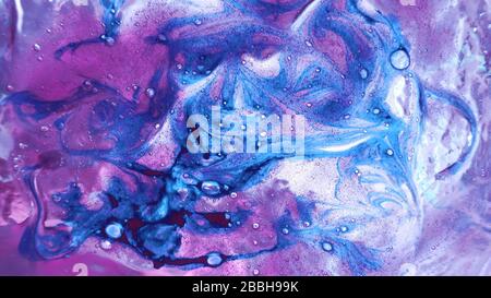 Künstler, der ein abstraktes Gemälde in blauviolett gestaltet. Stockfoto