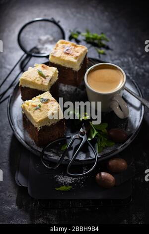 Schokolade Käsekuchen.köstliches Dessert.Morgenkaffee mit Kuchen.fettarme Speisen und Getränke Stockfoto
