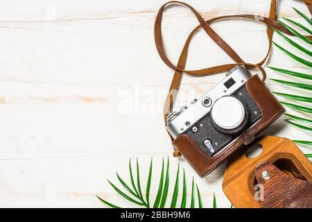 Alte Filmkamera auf weißem Hintergrund. Stockfoto