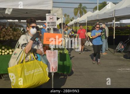 Die Marktkäufer der Farmer können keine soziale Distanzierung von 6' beibehalten, die auf den Schildern auf dem Larchmont Village Market in Los Angeles am Sonntag, 29. März 2020 empfohlen wird. Bürgermeister Eric Garcetti sagte in seinen fortgesetzten Bemühungen, die Menschenmassen inmitten des städtischen und landesweiten Aufenthalts zu Hause zu kontrollieren, dass die Bauernmärkte vorübergehend geschlossen werden und nur dann wieder geöffnet werden dürfen, wenn sie einen Plan vorlegen, der zeigt, wie Menschenmassen kontrolliert werden können. Garcetti sagte, dass dies unter anderem bedeuten könnte, dass man einen einzigen Eintrag und einen einzigen Ausstieg verlangen muss. Dateifoto von Jim Ruymen/UPI Stockfoto