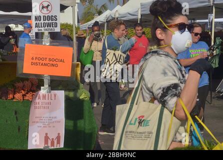 Die Marktkäufer der Farmer können keine soziale Distanzierung von 6' beibehalten, die auf den Schildern auf dem Larchmont Village Market in Los Angeles am Sonntag, 29. März 2020 empfohlen wird. Bürgermeister Eric Garcetti sagte in seinen fortgesetzten Bemühungen, die Menschenmassen inmitten des städtischen und landesweiten Aufenthalts zu Hause zu kontrollieren, dass die Bauernmärkte vorübergehend geschlossen werden und nur dann wieder geöffnet werden dürfen, wenn sie einen Plan vorlegen, der zeigt, wie Menschenmassen kontrolliert werden können. Garcetti sagte, dass dies unter anderem bedeuten könnte, dass man einen einzigen Eintrag und einen einzigen Ausstieg verlangen muss. Dateifoto von Jim Ruymen/UPI Stockfoto