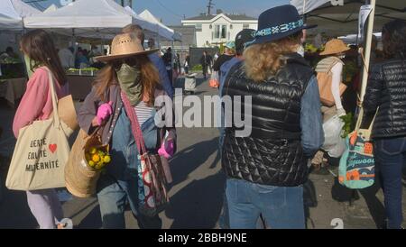 Die Marktkäufer der Farmer können keine soziale Distanzierung von 6' beibehalten, die auf den Schildern auf dem Larchmont Village Market in Los Angeles am Sonntag, 29. März 2020 empfohlen wird. Bürgermeister Eric Garcetti sagte in seinen fortgesetzten Bemühungen, die Menschenmassen inmitten des städtischen und landesweiten Aufenthalts zu Hause zu kontrollieren, dass die Bauernmärkte vorübergehend geschlossen werden und nur dann wieder geöffnet werden dürfen, wenn sie einen Plan vorlegen, der zeigt, wie Menschenmassen kontrolliert werden können. Garcetti sagte, dass dies unter anderem bedeuten könnte, dass man einen einzigen Eintrag und einen einzigen Ausstieg verlangen muss. Dateifoto von Jim Ruymen/UPI Stockfoto