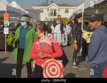 Die Marktkäufer der Farmer können keine soziale Distanzierung von 6' beibehalten, die auf den Schildern auf dem Larchmont Village Market in Los Angeles am Sonntag, 29. März 2020 empfohlen wird. Bürgermeister Eric Garcetti sagte in seinen fortgesetzten Bemühungen, die Menschenmassen inmitten des städtischen und landesweiten Aufenthalts zu Hause zu kontrollieren, dass die Bauernmärkte vorübergehend geschlossen werden und nur dann wieder geöffnet werden dürfen, wenn sie einen Plan vorlegen, der zeigt, wie Menschenmassen kontrolliert werden können. Garcetti sagte, dass dies unter anderem bedeuten könnte, dass man einen einzigen Eintrag und einen einzigen Ausstieg verlangen muss. Dateifoto von Jim Ruymen/UPI Stockfoto