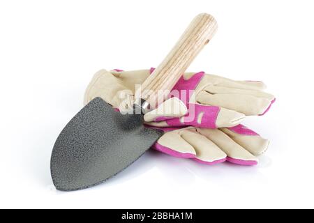 Gartentrowel und Handschuhe auf weißem Grund Stockfoto