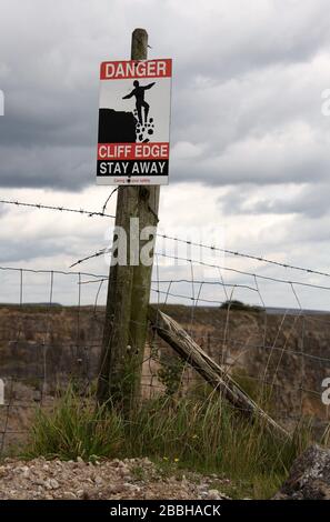 Gefahrenschild an Tagebauarbeiten im Peak District National Park Stockfoto