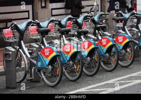 Man sollte nur Dublinbikes im Stadtzentrum essen Stockfoto