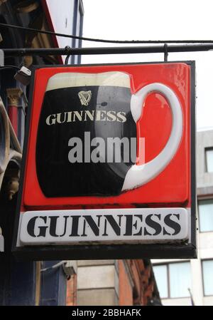 Guinness-Schild vor dem berühmten alten öffentlichen Haus von McDaids in Dublin Stockfoto