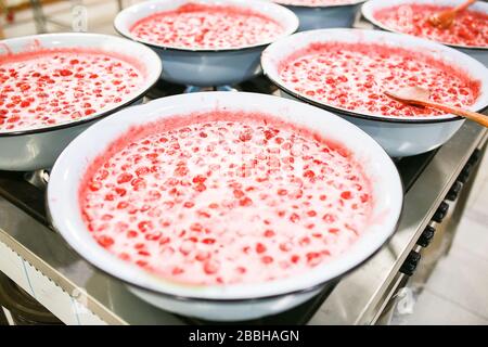 Erdbeer-Marmelade-Kochvorgang. Herkömmliche Herstellung von organischen Staus. Stockfoto