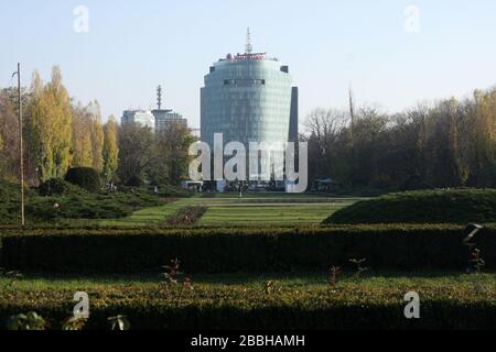 Vodafone Hauptgebäude und das rumänische Fernsehhauptquartier vom Herastrau (König Michael I) Park in Bukarest, Rumänien aus gesehen Stockfoto