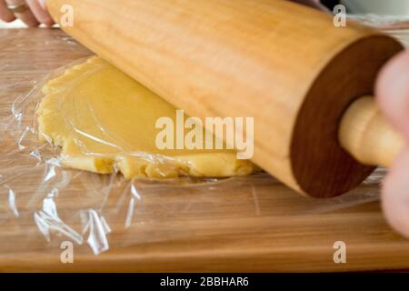 Teig mit Rollstift ausrollen Stockfoto