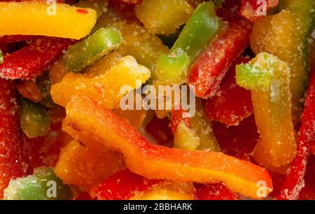 Gefrorene Paprika blieben aus, um abzutauen Stockfoto