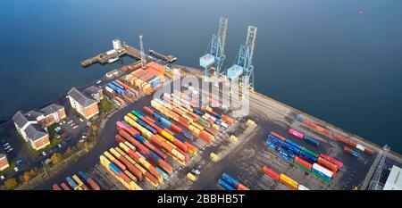 Greenock, Schottland/Großbritannien - 28. November 2019: Handelshafen für Logistik- und Frachtcontainertransporte für den Vertrieb wesentlicher Güter Stockfoto