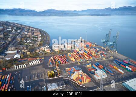 Greenock, Schottland/Großbritannien - 28. November 2019: Handelshafen für Logistik- und Frachtcontainertransporte für den Vertrieb wesentlicher Güter Stockfoto