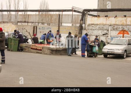 Gruppe von Arbeitern, die die Straßen von Bukarest, Rumänien, säubern Stockfoto