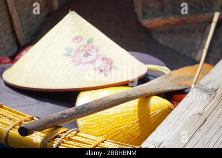 Traditioneller vietnames Bambushut in einem traditionellen runden Bambusboot Stockfoto
